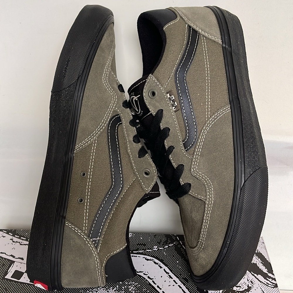 Vans WMNS Rowan Olive/Black
VN0A5JICBIQ
Sneakers